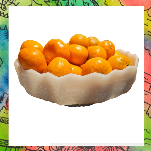 Glass centerpiece milk glass bowl - Picture 4 of 4